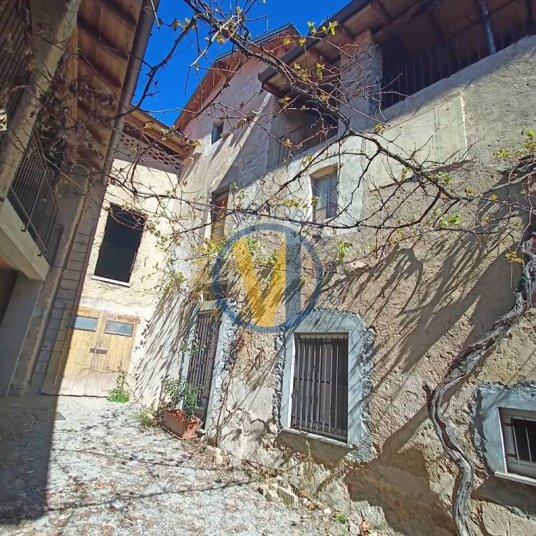 Rustico in vendita a Induno Olona via Filippino Lippi, 1