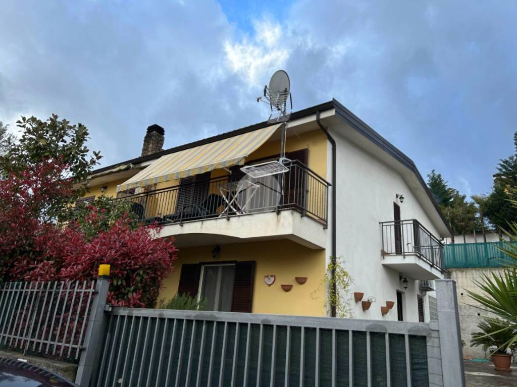 Villa Bifamiliare in vendita a Mendicino via Maria Montessori, 29