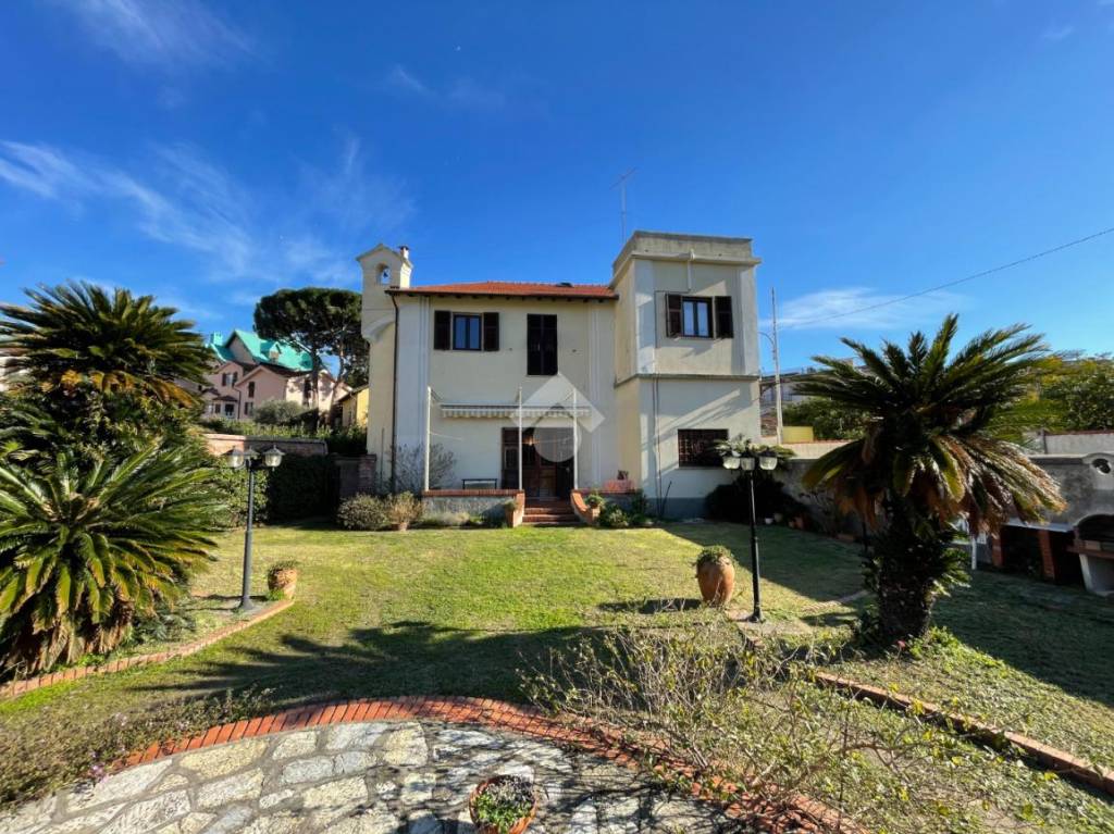 Villa in vendita a Spotorno via Giuseppe Verdi