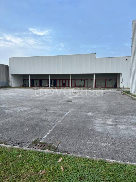 Capannone Industriale in vendita a Concordia Sagittaria via Olivo Bravin, 20