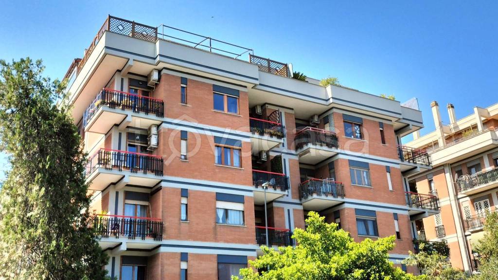 Appartamento in vendita a Roma viale dei Promontori, 392
