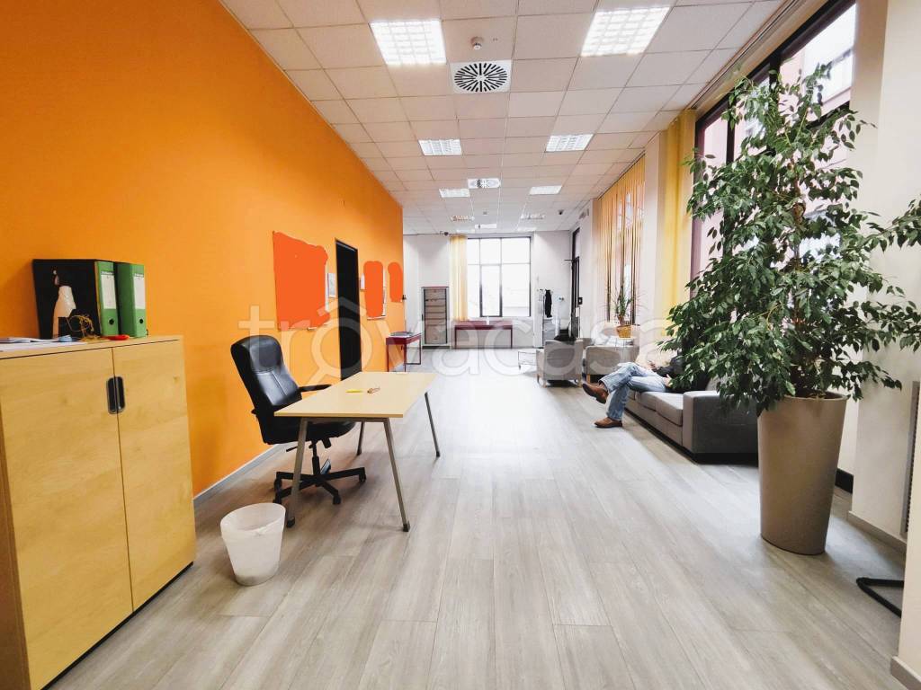 Ufficio in affitto a Milano via Oslavia