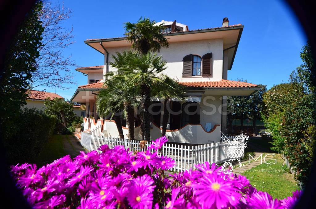 Villa Bifamiliare in vendita a Rosignano Marittimo