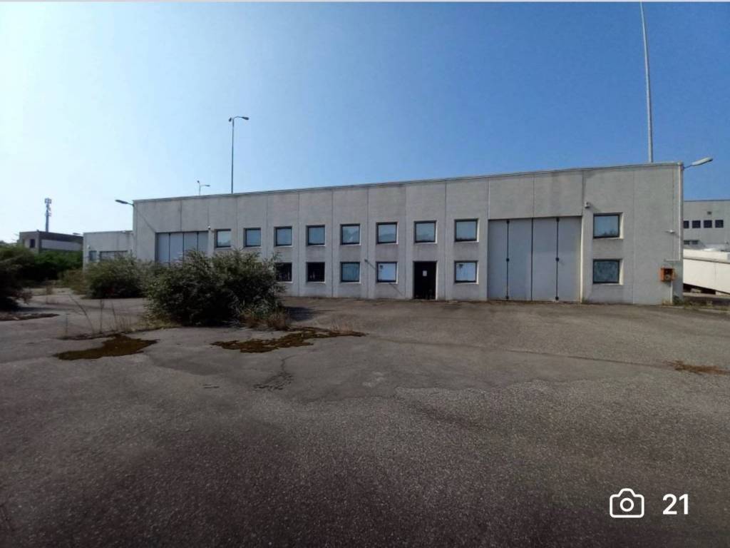 Capannone Industriale in in vendita da privato a Varallo Pombia via Mirabella