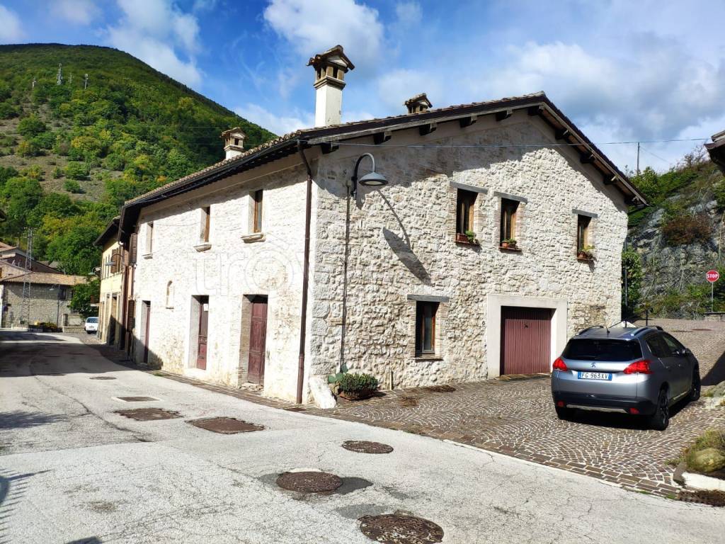 Casa Indipendente in in vendita da privato a Serravalle di Chienti via Piave, 2