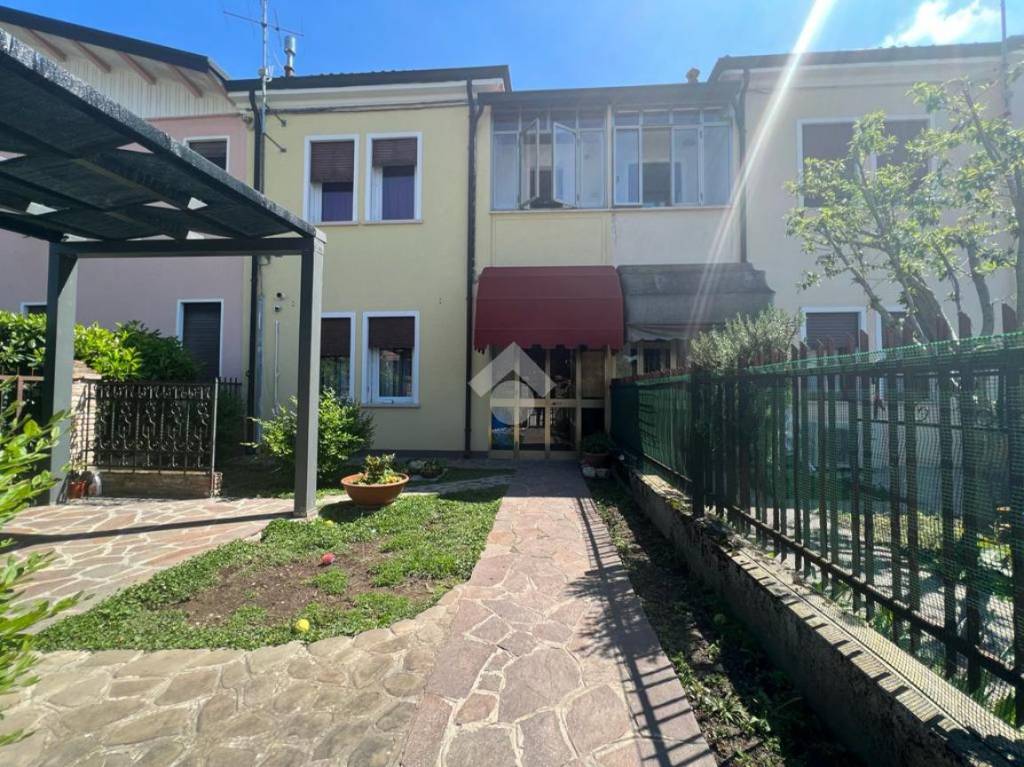 Villa a Schiera in vendita a Rovigo via Vincenzo Chiarugi, 68