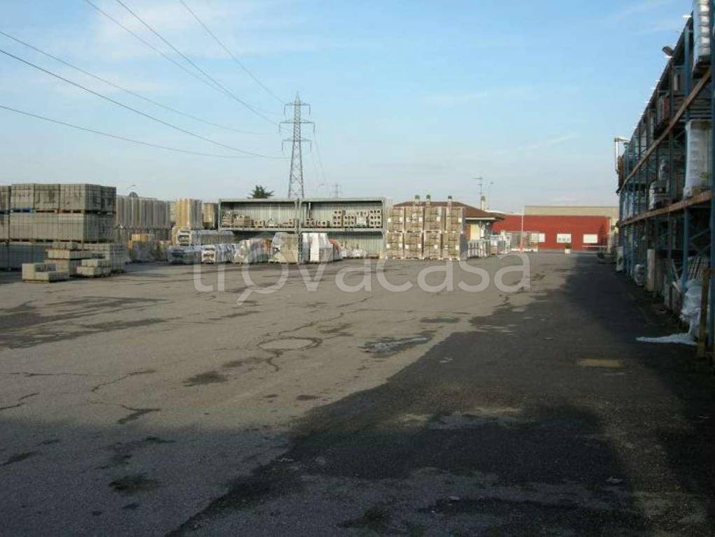 Capannone Industriale in vendita a Truccazzano viale Monte Grappa, 17