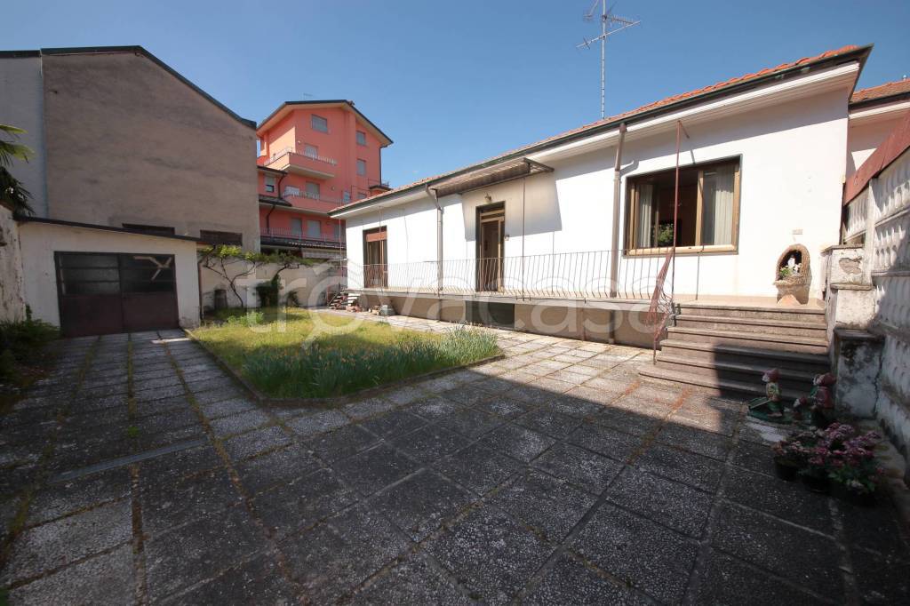 Villa Bifamiliare in vendita a Parabiago via Giosuè Carducci