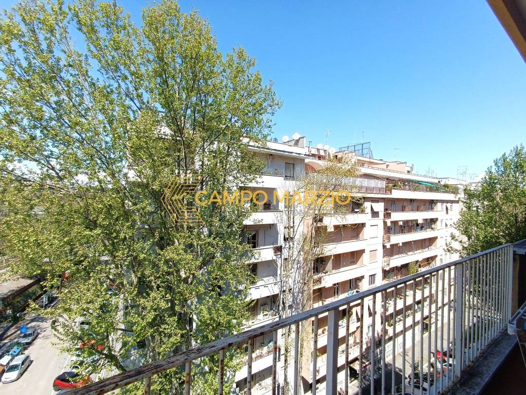 Appartamento in vendita a Roma via Val d'Aosta