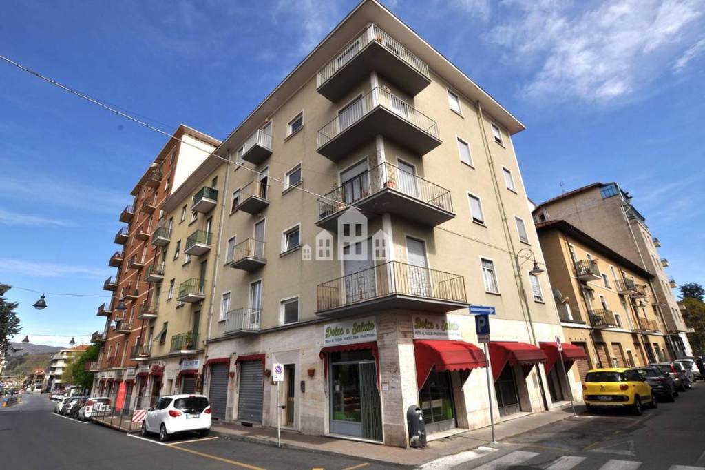 Appartamento in vendita a Cuorgnè piazza Risorgimento, 2