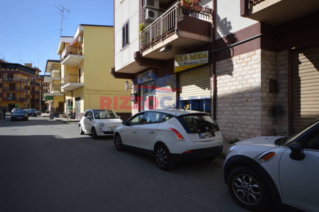 Negozio in vendita a Corigliano-Rossano via Verbano, 63
