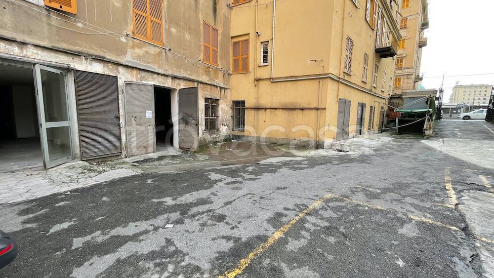 Magazzino in vendita a Genova via Paolo Giacometti, 64r