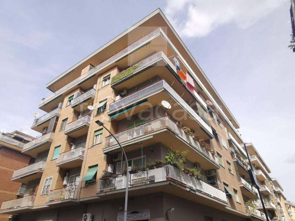 Appartamento in vendita a Roma via Yambo, 40