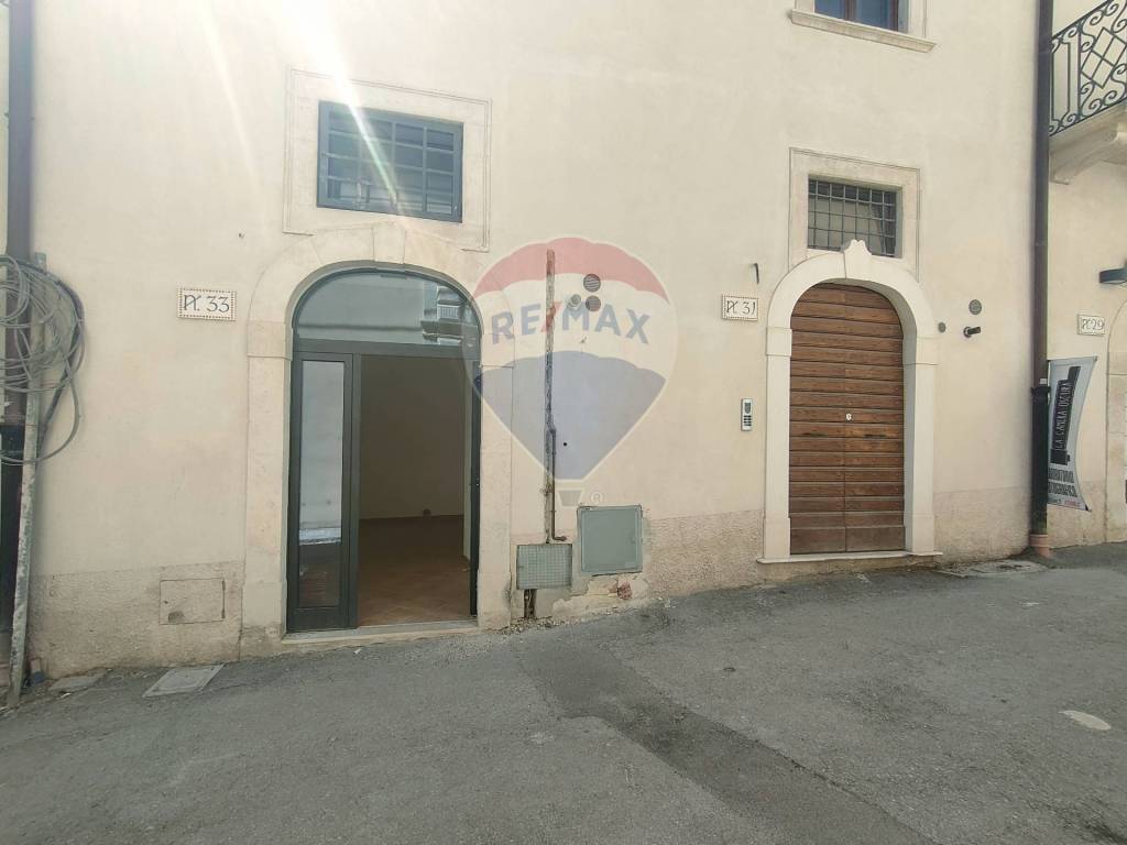 Negozio in affitto a L'Aquila via Cimino