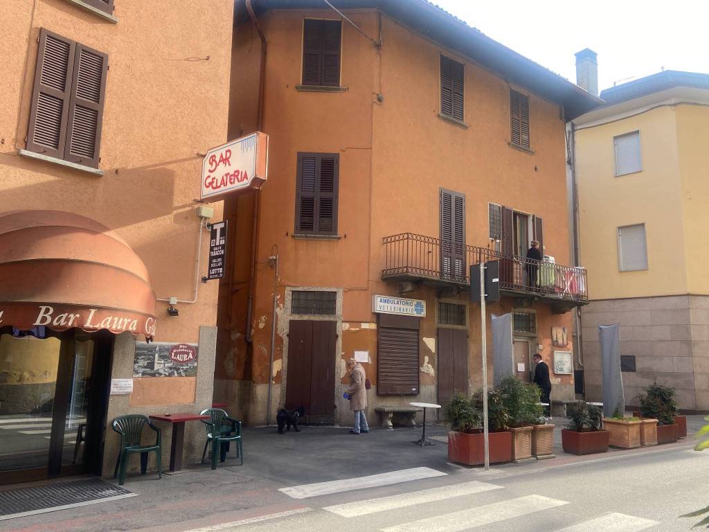 Negozio in vendita ad Albavilla via Giuseppe Mazzini