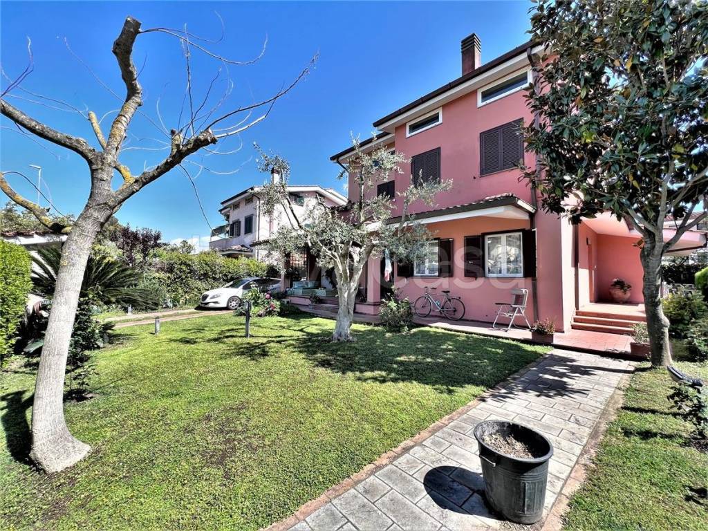 Villa in vendita a Roma via Apollonio Pergeo