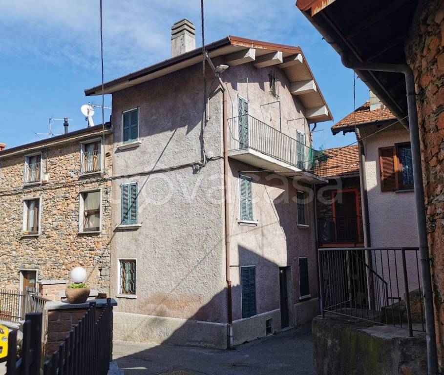 Casa Indipendente in vendita a Cuasso al Monte via Madonnina, 5