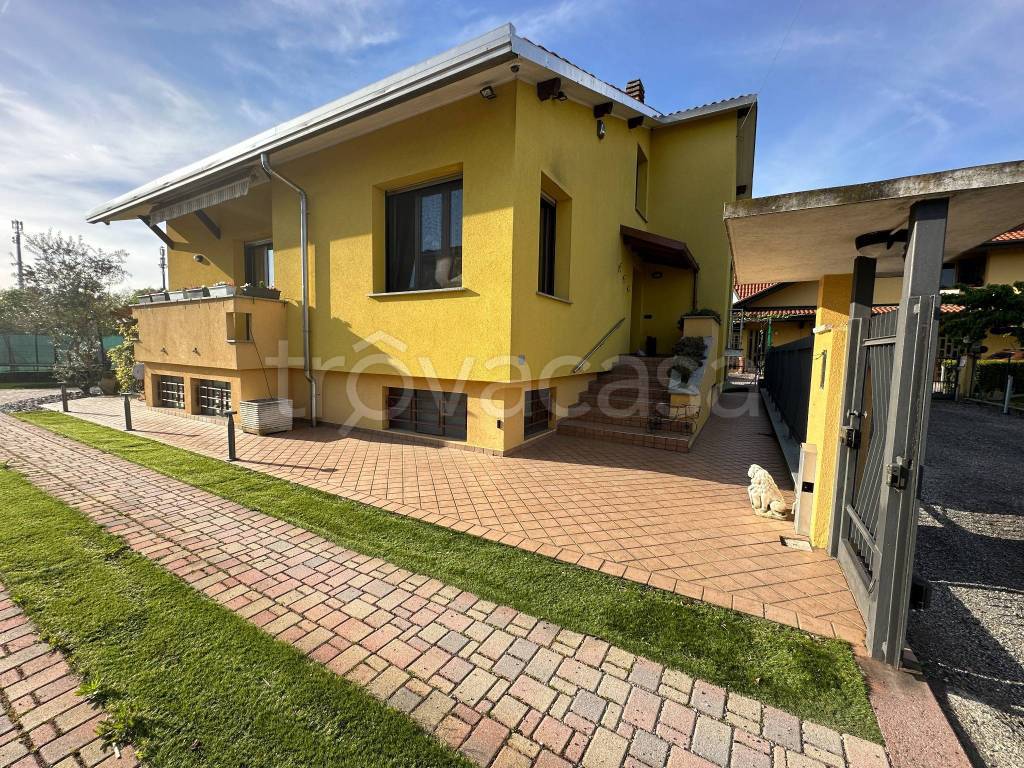 Villa in vendita a Samarate via Arno