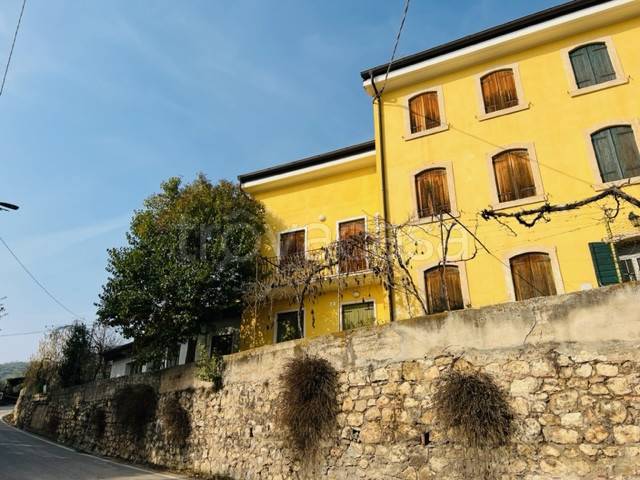 Casale in vendita a Verona