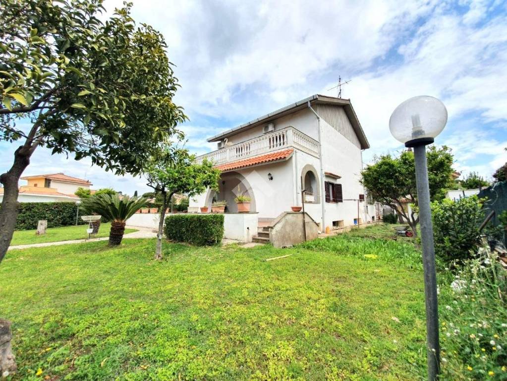 Villa in vendita ad Ardea via Po