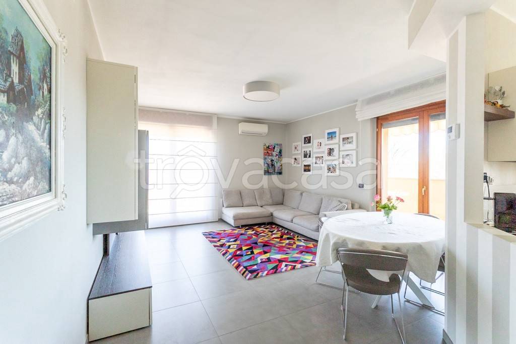 Appartamento in vendita a Cardano al Campo via Amalfi, 14