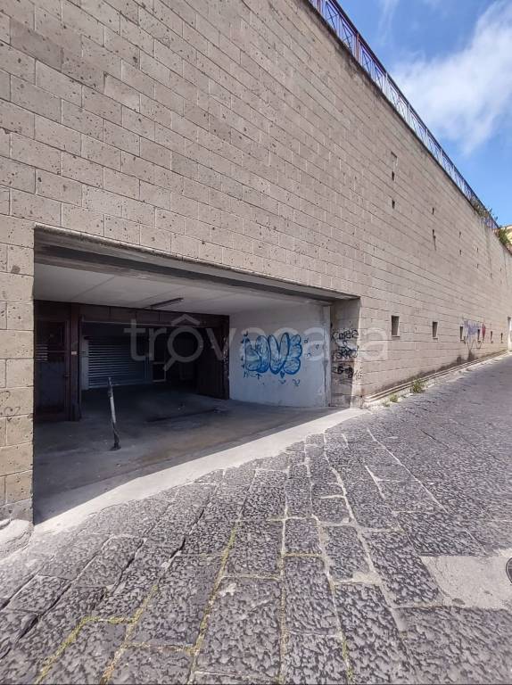 Garage in affitto a Napoli vico Sant'Eframo Vecchio