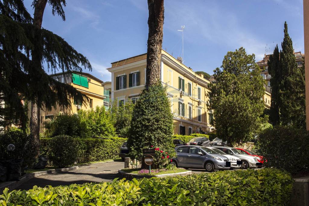 Appartamento in vendita a Roma via Angelo Emo