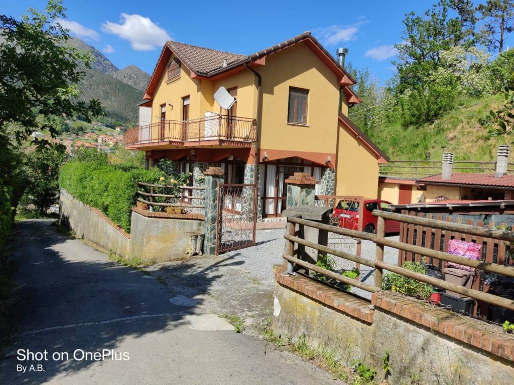 Villa Bifamiliare in vendita a Cogoleto via La Pineta