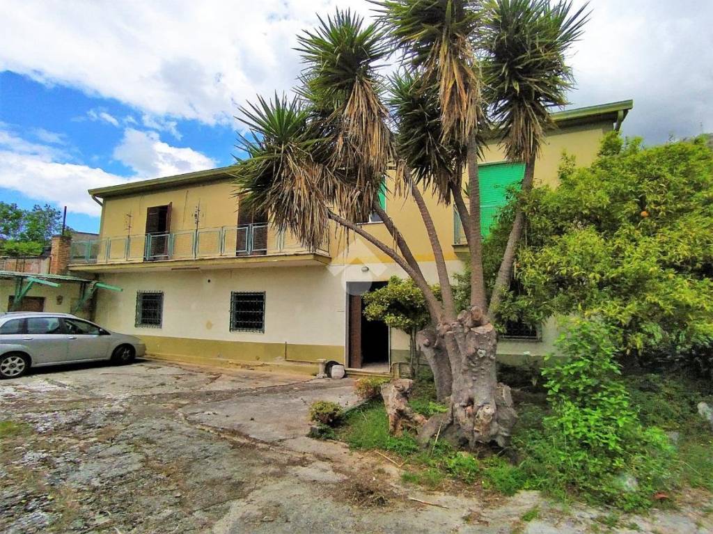 Casa Indipendente in vendita a Villa Santa Lucia via Amedeo, 35
