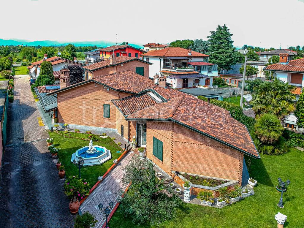 Villa Bifamiliare in vendita a Castel Rozzone