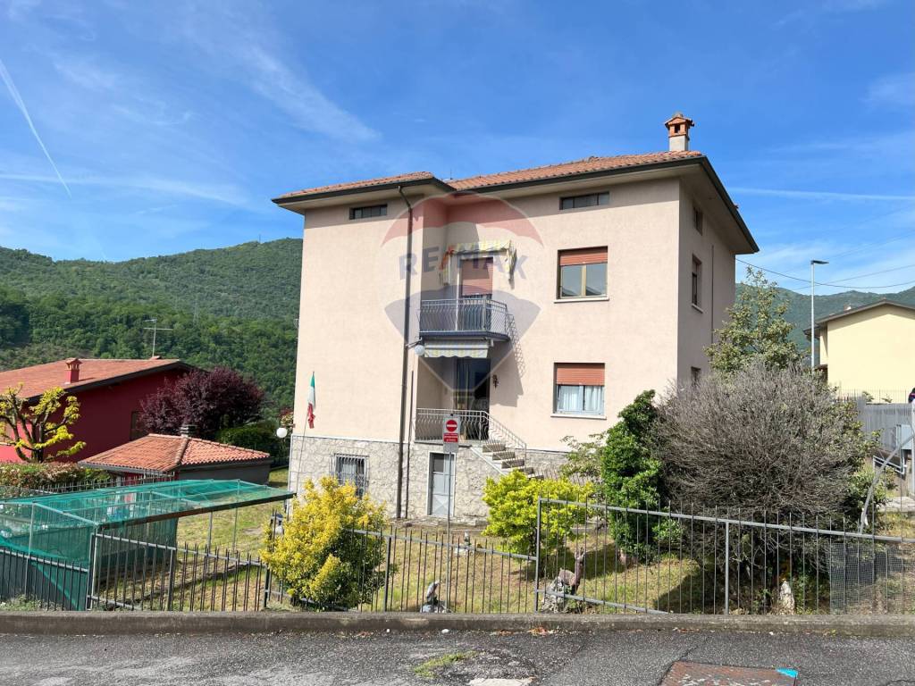 Casa Indipendente in vendita a Lovere via valle seriana, 3