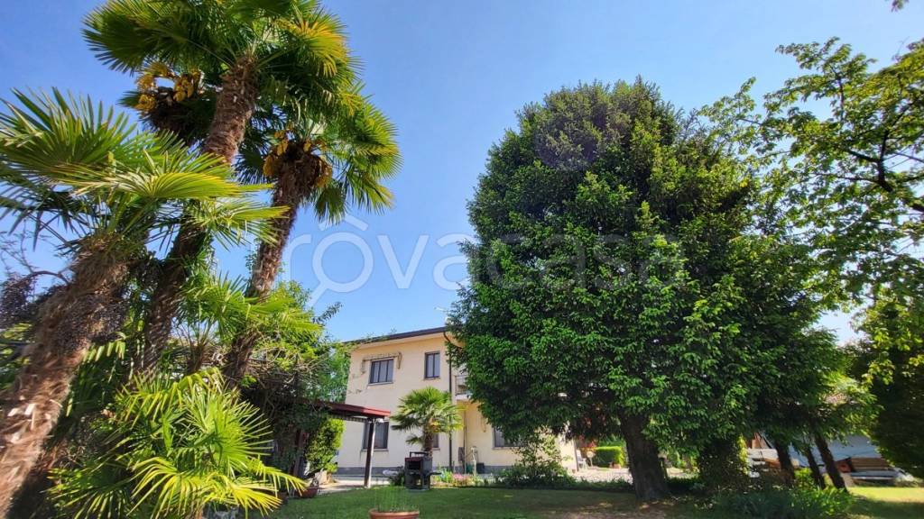 Villa Bifamiliare in vendita a Sangiano via mameli, 20
