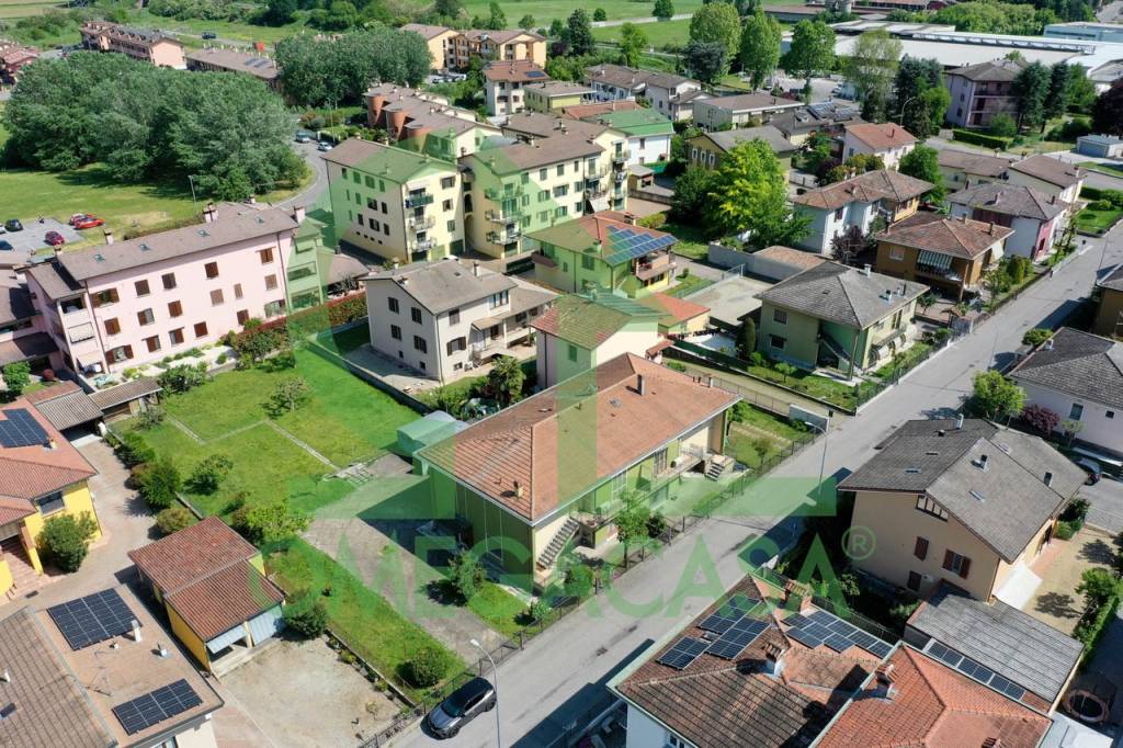 Villa Bifamiliare in vendita a Casalpusterlengo via Ugo Foscolo