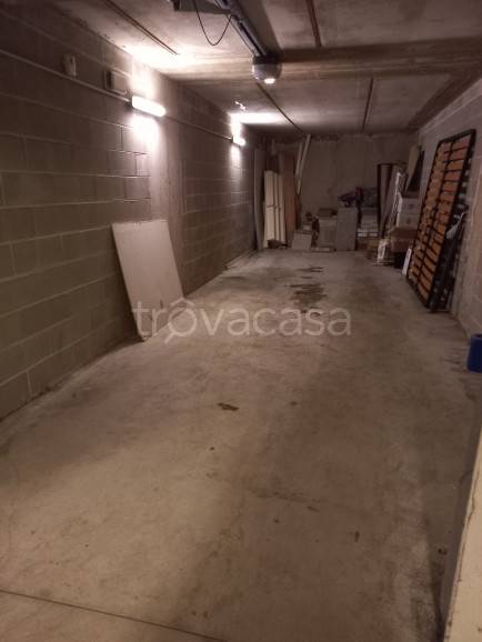 Garage in affitto a Milano via Giovita Scalvini, 6