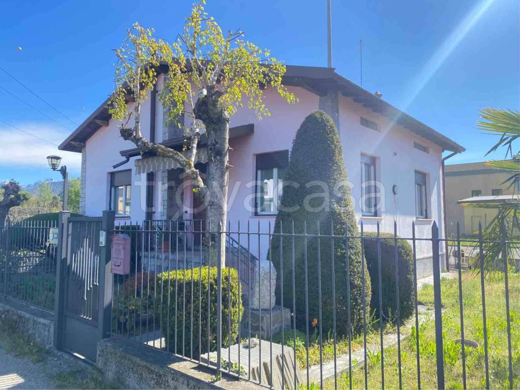 Villa in vendita a Erba via Alessandro La Marmora