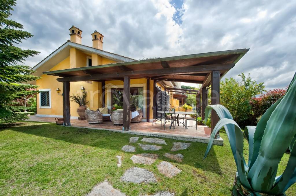 Villa Bifamiliare in vendita a Grottaferrata via Vecchia di Marino