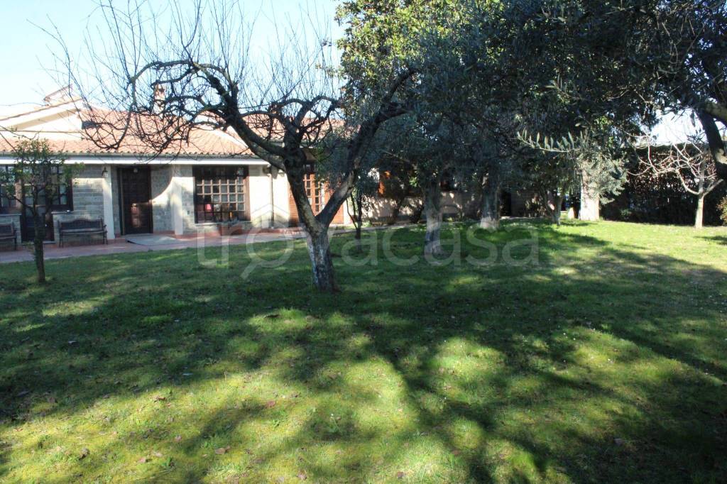 Villa in vendita ad Anguillara Sabazia via Colle Biadaro