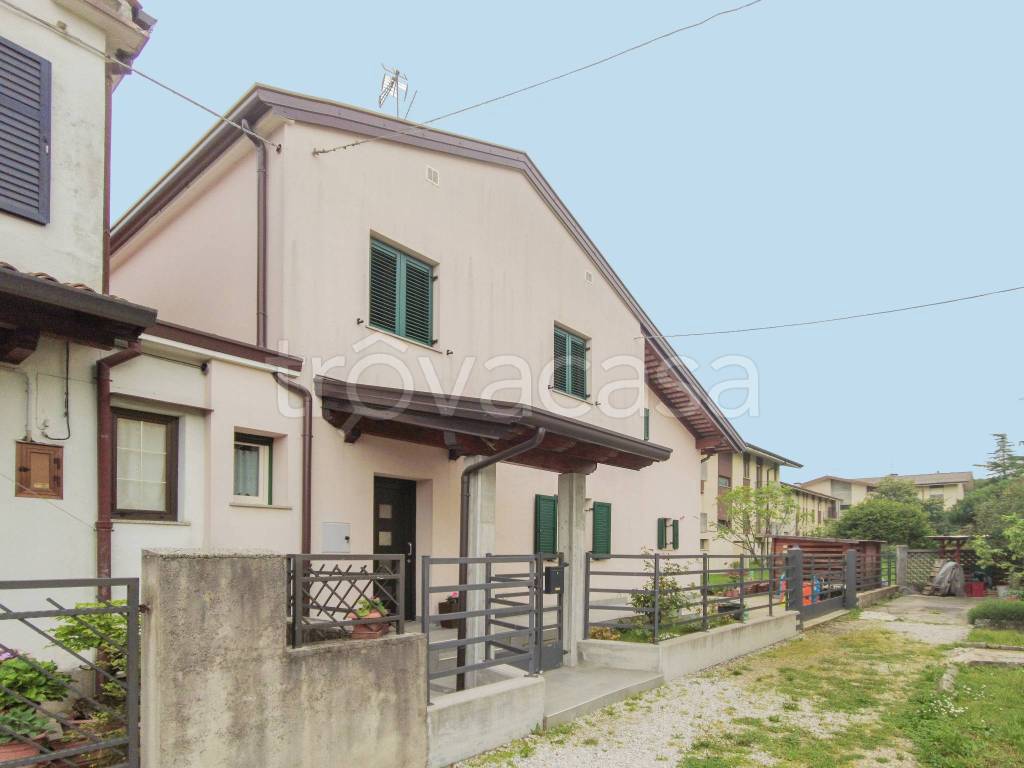 Villa Bifamiliare in vendita a Cormons via Armistizio, 4