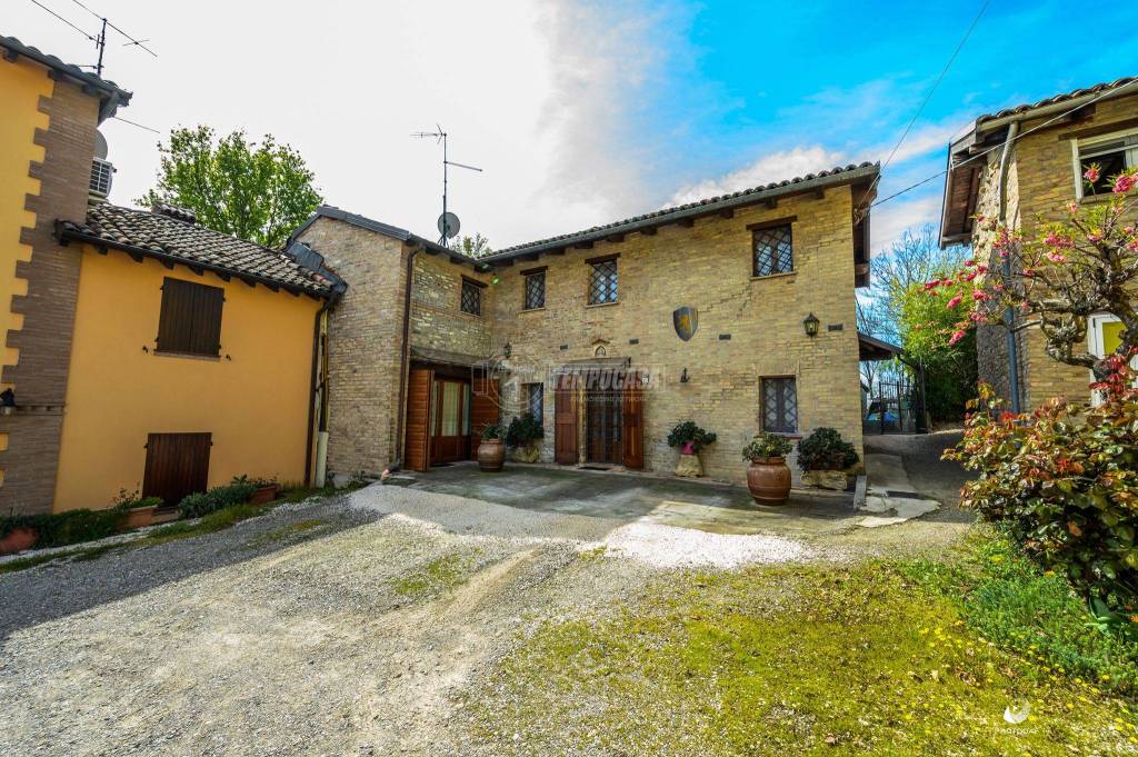 Villa in vendita a Castelvetro di Modena via Cimitero