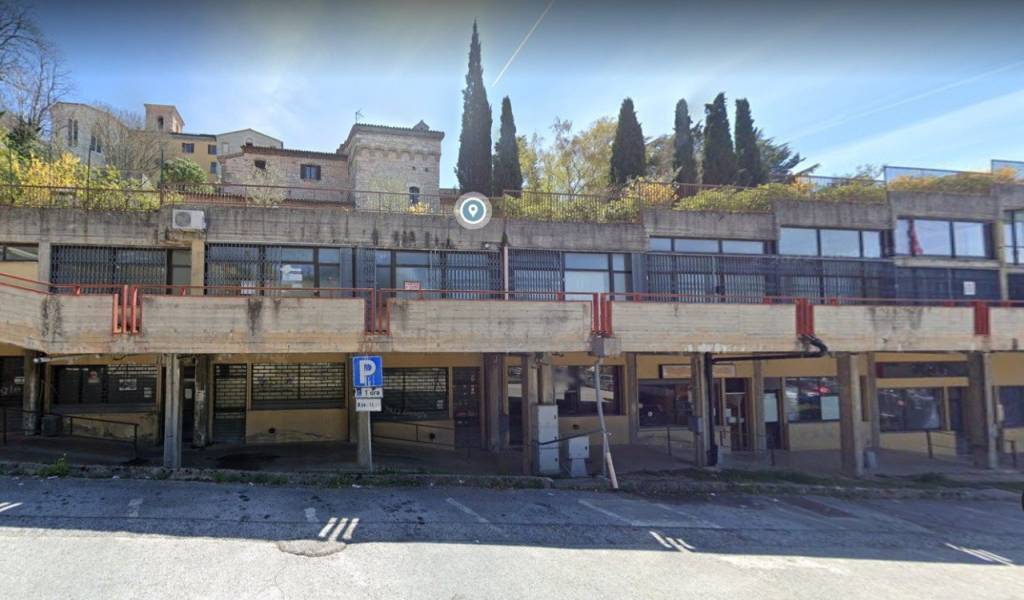 Negozio in vendita a Gualdo Tadino piazza Beato Angelo