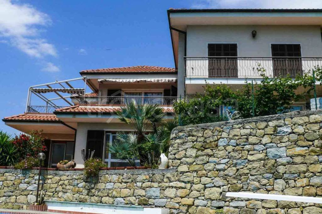 Villa in vendita a Vallecrosia periferia