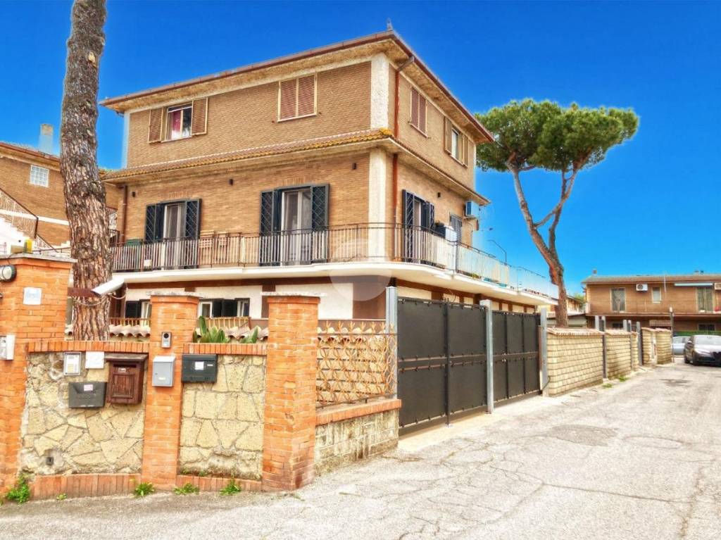 Appartamento in vendita a Roma via Mongrassano, 10