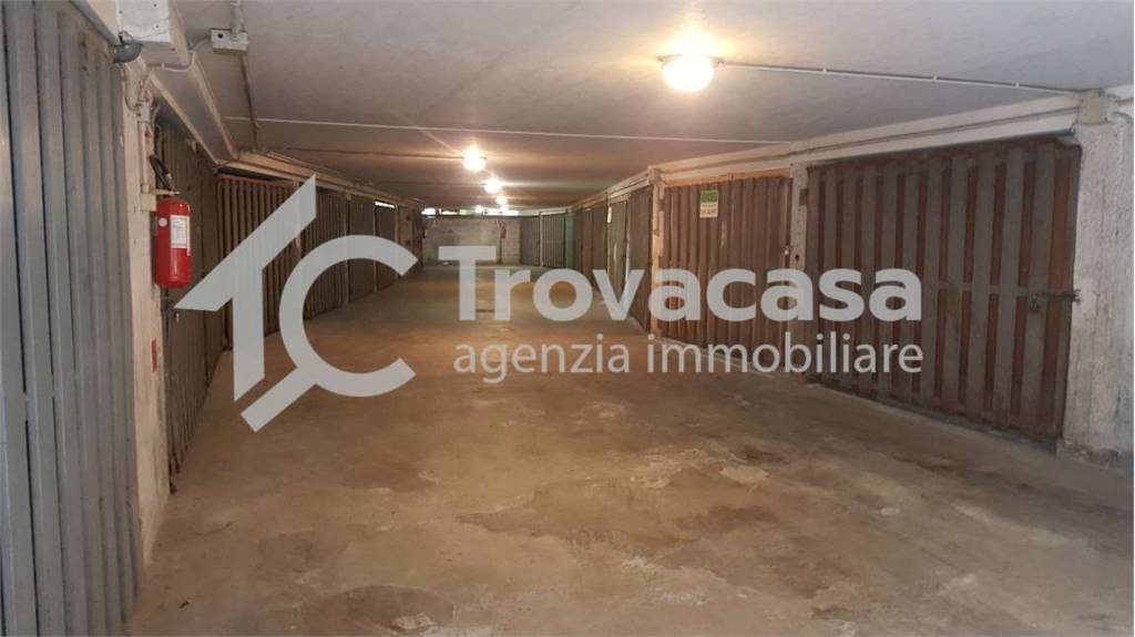Garage in vendita a Modena via Emilia ovest