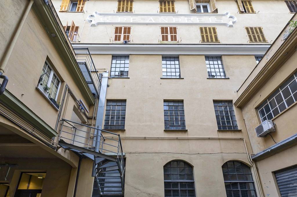 Magazzino in vendita a Genova via Gian Domenico Cassini, 12