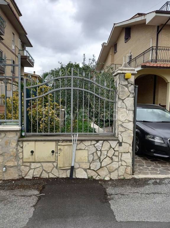 Villa Bifamiliare in vendita a Guidonia Montecelio via delle Gardenie