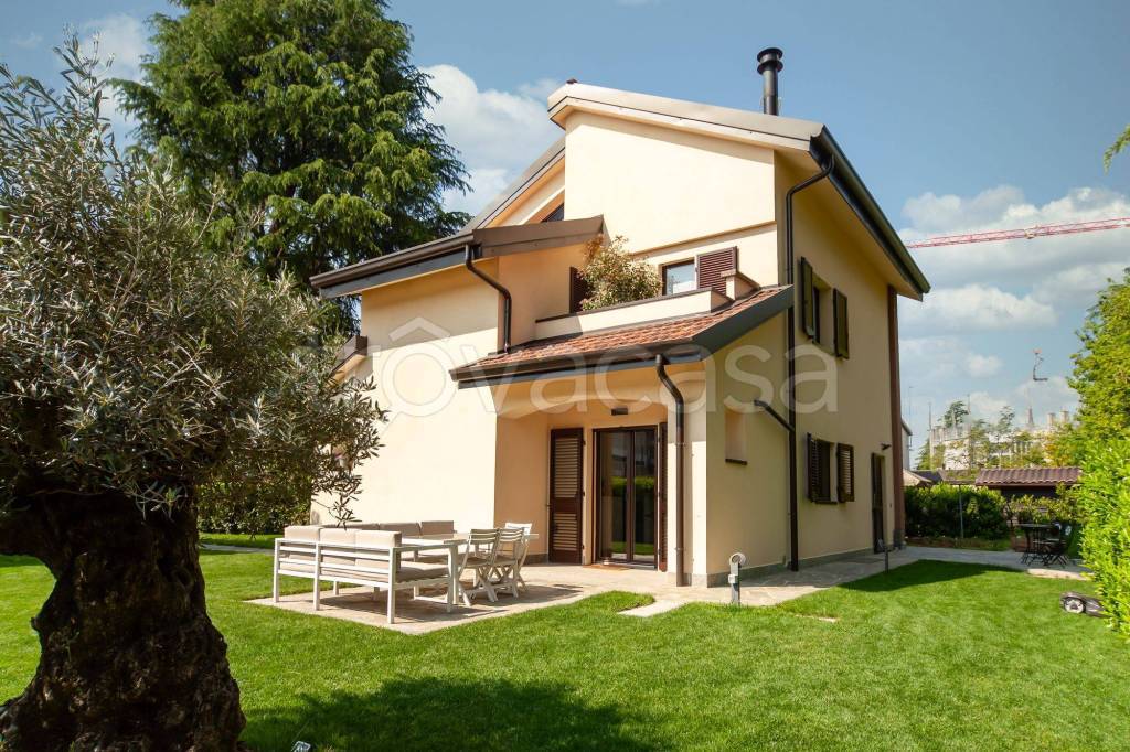 Villa Bifamiliare in vendita a Vimercate via Enrico Fermi, 2