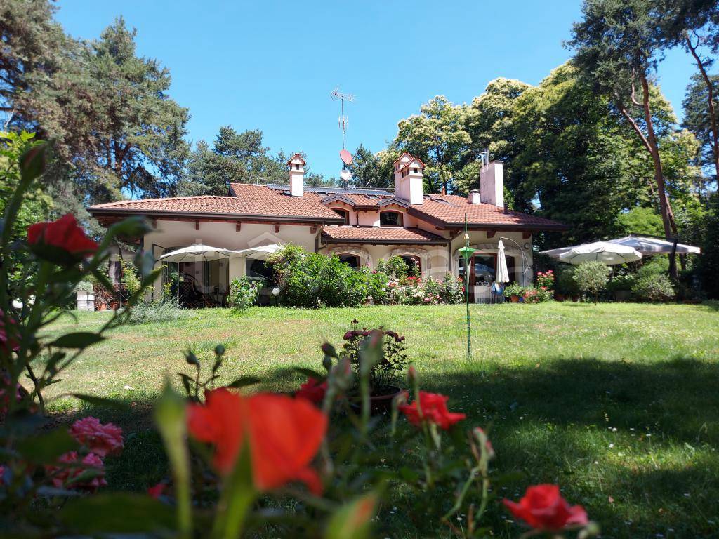 Villa in vendita a Sesto Calende largo Dante Alighieri, 2