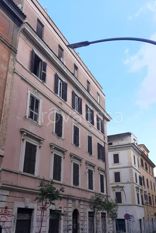 Appartamento in vendita a Roma via Macerata