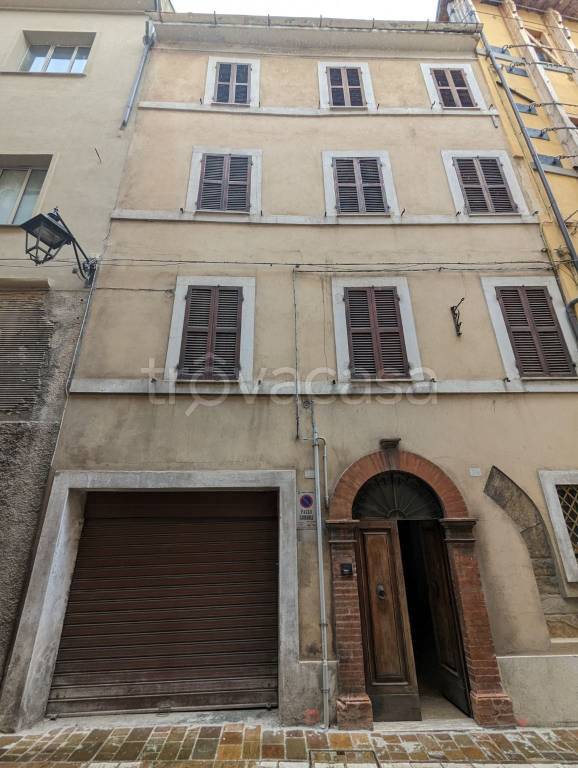 Casa Indipendente in vendita a Camerino via Varino Favorino, 41
