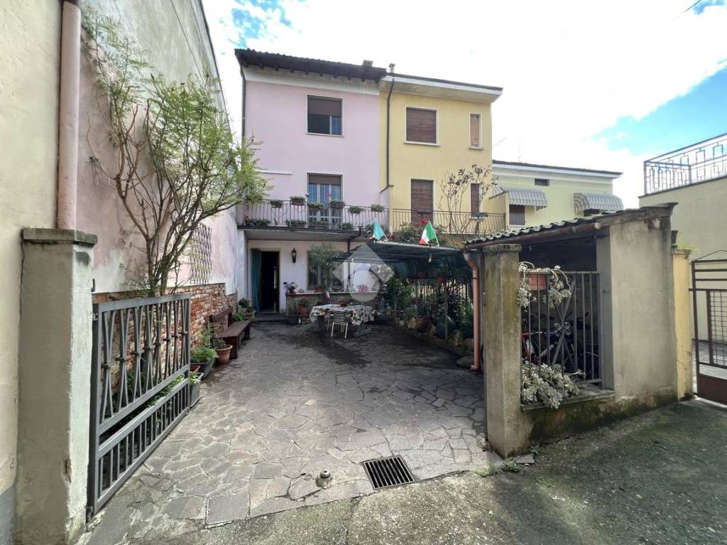 Casa Indipendente in vendita a Manerbio via Camillo Benso Cavour, 11